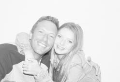 Chris Martin dei Coldplay imbarazza la figlia Apple mentre è al lavoro