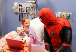 Vestito da Spider-Man regala un sorriso ai bimbi malati: le foto