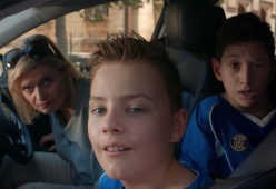 Nello spot i ragazzini guardano il seno a una donna: KFC finisce nella polemica
