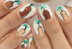 Unghie con piccoli peni disegnati: la nuova moda nail art che impazza