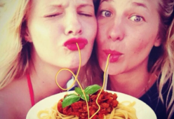 “Duckface” e spaghetti: i selfie ritoccati sono esilaranti
