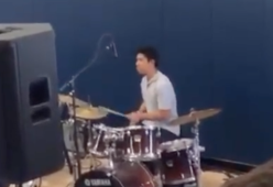 Suona la intro di PornHub a scuola e viene espulso dalla gara musicale
