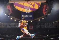 Lebron James replica la celebre schiacciata di Kobe Bryant
