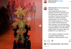La modella con distrofia muscolare che incanta alla New York Fashion Week