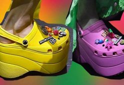 Tornano di moda le Crocs con la zeppa... ne sentivate la mancanza?