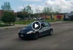 Da nord a sud, la Polizia annuncia all'altoparlante: "State a casa"