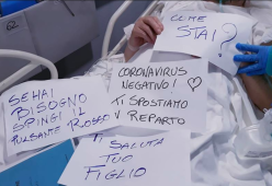 Le infermiere comunicano con i pazienti non udenti in maniera dolcissima