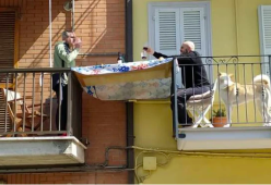 Il pranzo della domenica ai tempi del Covid-19: una tavola sospesa tra i balconi