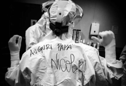 "Auguri Papà, andrà tutto bene": il tenero messaggio scritto sul camice di un'infermiera