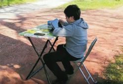 Questo bimbo non ha internet e studia per strada a 1 km da casa