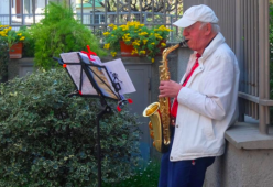 Musicista 80enne suona nel cortile del palazzo per allietare i vicini