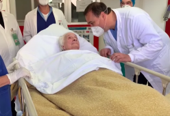 A 100 anni sconfigge il Covid-19 e torna a casa [video]