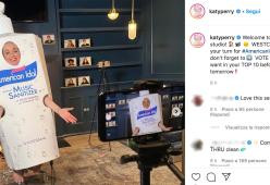 Katy Perry si traveste da disinfettante per le mani per promuovere un programma tv