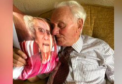 94enne riceve un cuscino con la foto della moglie deceduta e si commuove
