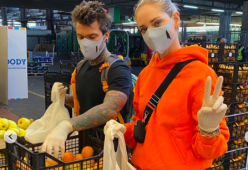 I Ferragnez preparano buste di frutta e verdura per i poveri