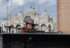 Zucchero gira il video dell'inedito Amore adesso! in una deserta piazza San Marco