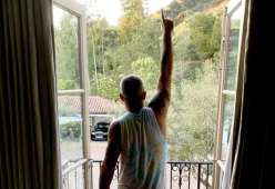Robbie Williams mostra il sedere in una foto pubblicata dalla moglie su Instagram