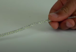 Questo filo magico permetterà di controllare la musica del cellulare direttamente dalle cuffie