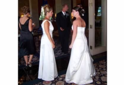 Quella volta che la suocera si è vestita come la sposa