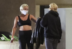 Lady Gaga regala la sua giacca a una ragazza conosciuta per caso: la motivazione