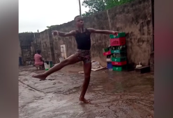 Questo bambino nigeriano balla scalzo sotto la pioggia e fa impazzire il web