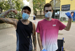 Fedez incontra Diego, 18enne guarito dal Covid nella terapia intensiva nata con la raccolta fondi dei Ferragnez