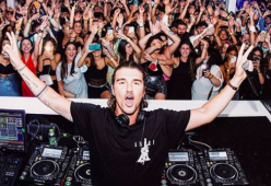 Andrea Damante viola le norme anti-Covid durante una serata in discoteca: è polemica
