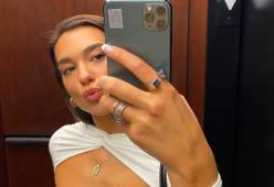 Nuovo look per Dua Lipa: ritorna mora e i fan apprezzano