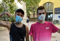 Bocelli nega la gravità del Covid e Fedez risponde: "C'è chi ha subito un trapianto di polmoni a 18 anni"