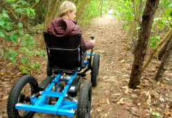 Costruisce una sedia a rotelle fuoristrada per la compagna disabile e ora le vende in serie