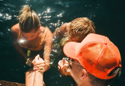 Justin Bieber e Hailey Baldwin si sono battezzati in costume su una barca