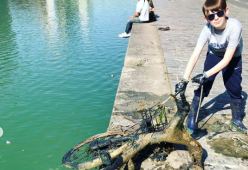 Questo bimbo ha raccolto 7 tonnellate di rifiuti nella Senna con un magnete