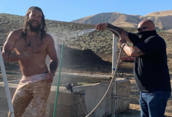 Il lavoro perfetto: "ripulitore" di fango di Jason Momoa 