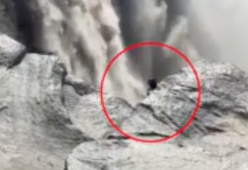 Riprende la cascata e nel video appare una creatura che nessuno riesce a capire cosa sia