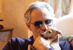 Andrea Bocelli piange la morte del suo cane disperso in mare