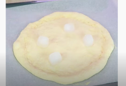 Ecco la pizza cacio e pepe gourmet preparata con i cubetti di ghiaccio