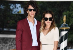Motta e Carolina Crescentini festeggiano il primo anniversario di nozze al Festival di Venezia