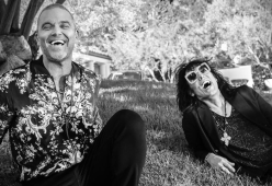 Robbie Williams collabora con i The Struts in “Strange Days”