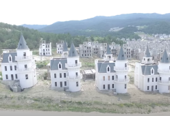 Questa è Burj Al Babas, la città fantasma con oltre 700 castelli disabitati