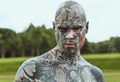 Ha troppi tatuaggi e spaventa i bambini: maestro di scuola licenziato 