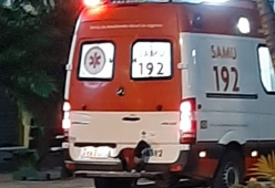 L'amore di questo cane è incredibile: sale sul paraurti dell’ambulanza pur di rimanere accanto al padrone