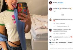 Dua Lipa fa tornare in voga la moda 2000 dei perizoma fuori dai jeans  