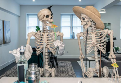 Un agente immobiliare decora le case da vendere con degli scheletri per Halloween