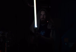 Una spada laser in stile Star Wars per tagliare anche l'acciaio