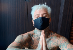 Fedez attaccato dai complottisti per una vecchia foto in mascherina: “Sapeva già del Covid”
