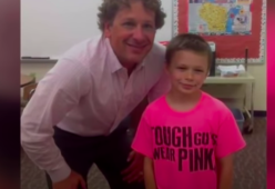 Bimbo bullizzato perché ha una t-shirt rosa: la reazione del maestro spiazza tutti