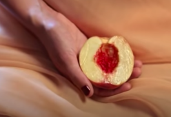 “Viva la vulva”: la nuova pubblicità degli assorbenti scatena le polemiche