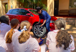 Un collegio femminile in Australia insegna come cambiare le ruote dell’auto alle ragazze