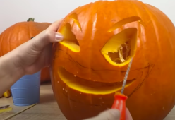 Come intagliare una zucca di Halloween: il tutorial (con qualche trucco)