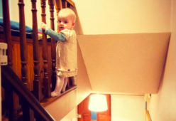 Il papà che manda ai parenti foto della bimba (sempre) in pericolo è lo scherzo più bello che vedrete oggi 